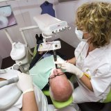 Une dentiste et son assistante à l'oeuvre